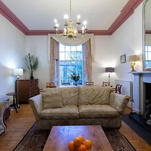 https://central-edinburgh-5-bedroom-flat.edinburghhotelsuk.org
