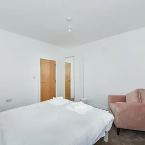 https://claude-house-charming-4bedroom-home.hotelsin-nottingham.com