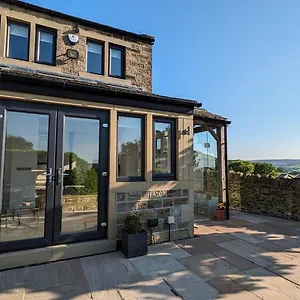 Holiday home Lane End - Panoramic Views, Modernised With Offroad Parking, Holmfirth
